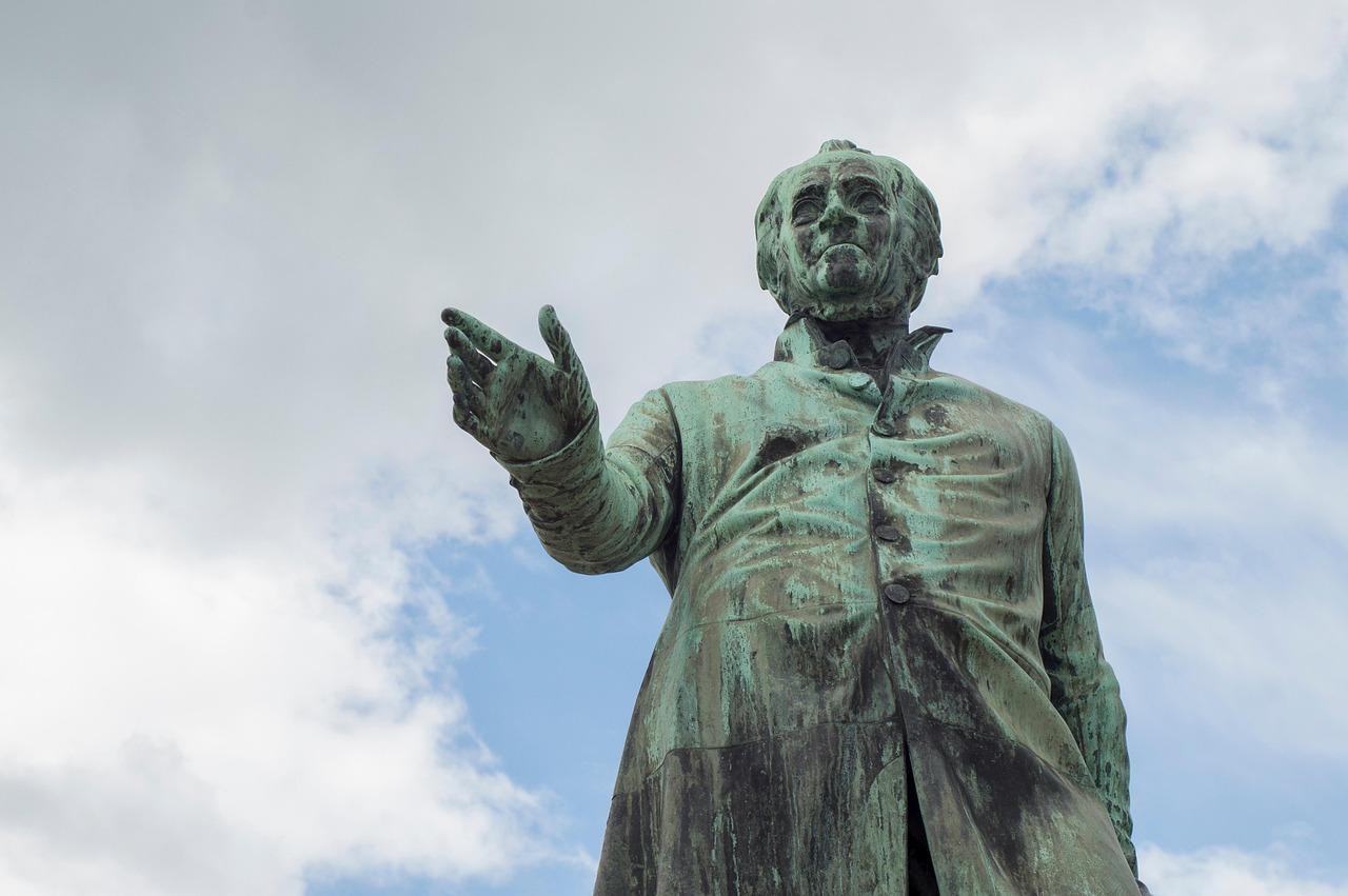 Karol w ogniu oskarżeń: szokujące informacje o przeszłości kandydata