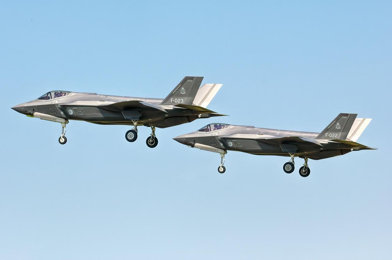 Pierwsze manewry myśliwców F-35 na fińskiej autostradzie szokują!