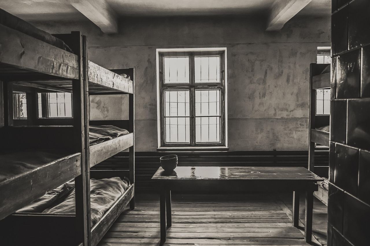 Wszedł i wywołał pożar? Policja szuka podejrzanego o podpalenie krakowskiego hostelu