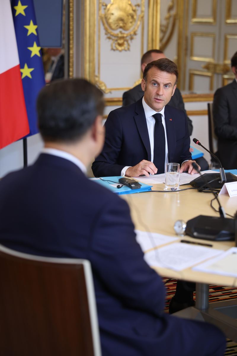 Macron uspokaja rynki: Francuska gospodarka jest silna, mimo burzy politycznej!