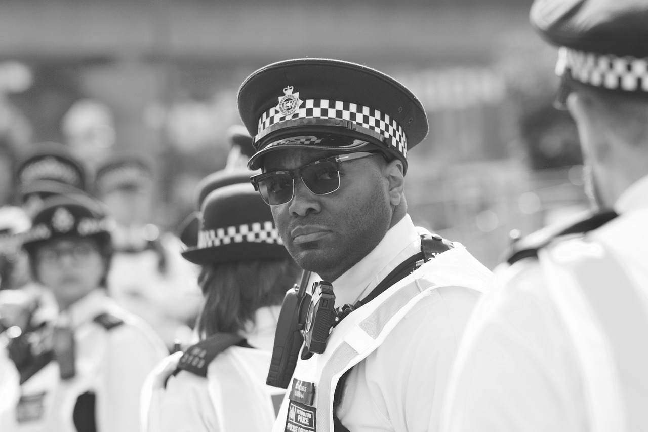 Para z zarzutami przemocy i posiadania narkotyków. Analiza interwencji służb