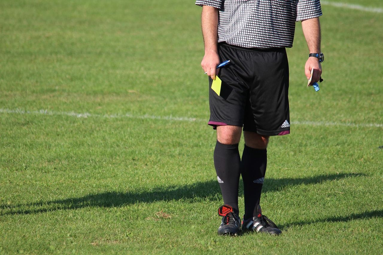 Sieć płonie! Sędziowski skandal w meczu Rakowa z Legią wstrząsnął Polską!