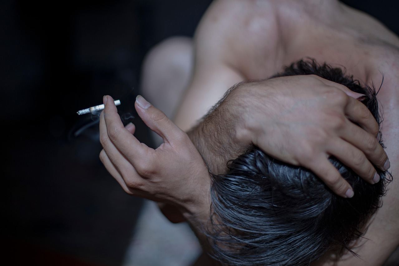 Groził nożem i próbował wysadzić mieszkanie: jak przemoc niszczy zdrowie psychiczne