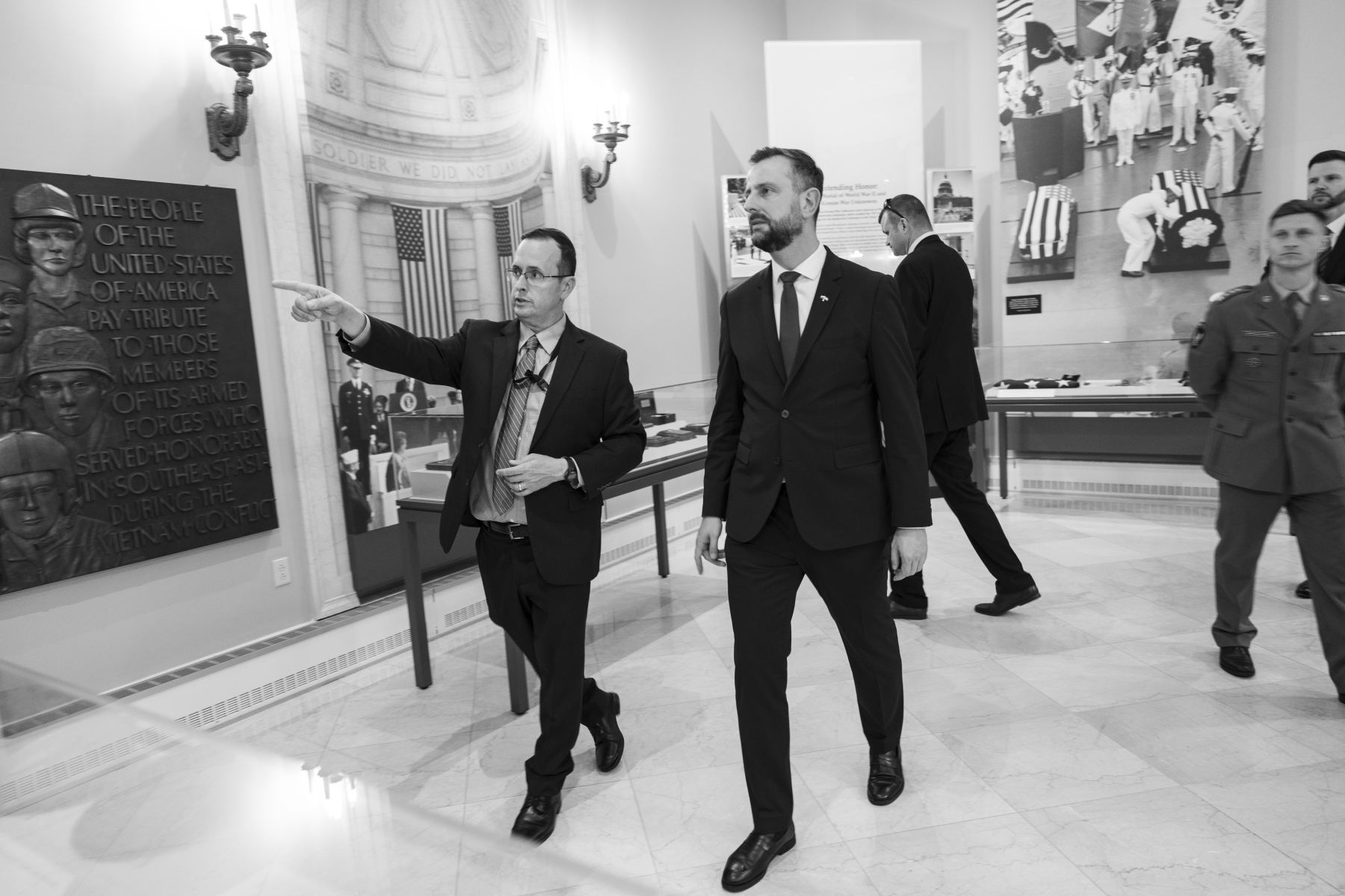 Jak reaguje szef MON na naruszenia przestrzeni powietrznej? Trudna decyzja o zestrzeleniu drona