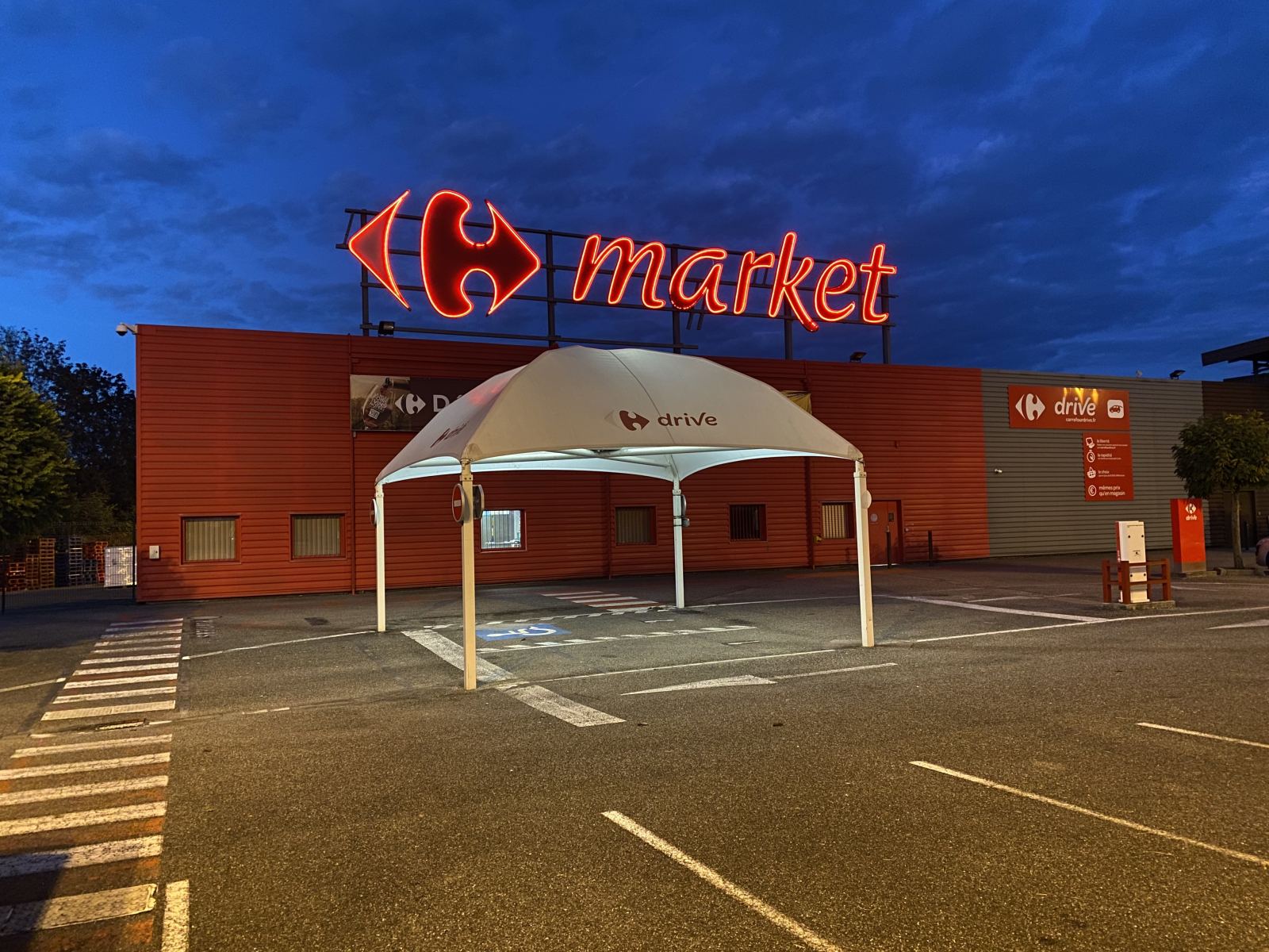 Ta decyzja wstrząśnie rynkiem? Analiza potencjalnego wyjścia Carrefour z Polski