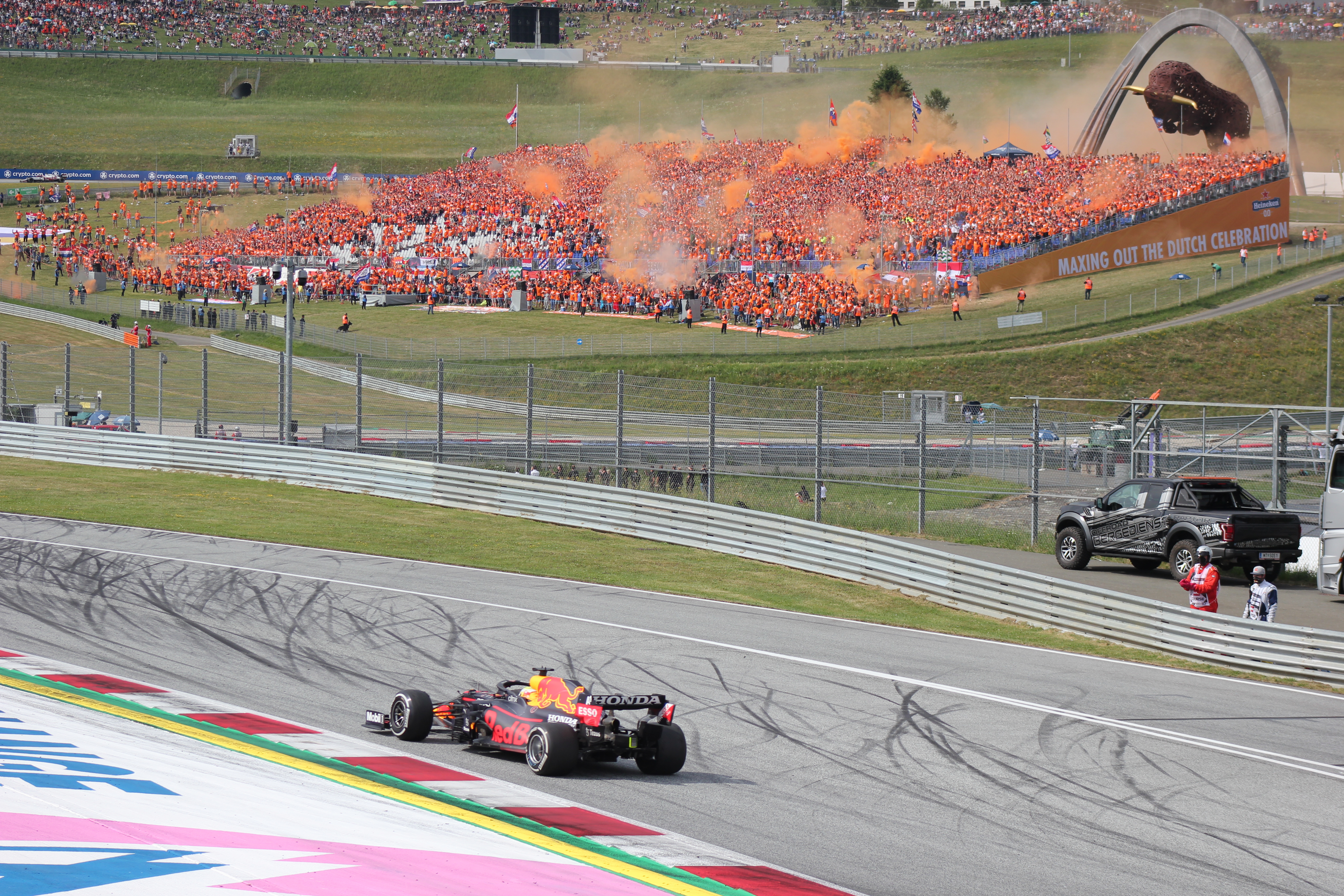 Verstappen nie zwalnia tempa! Dominacja poza F1 wstrząsnęła światem motorsportu!